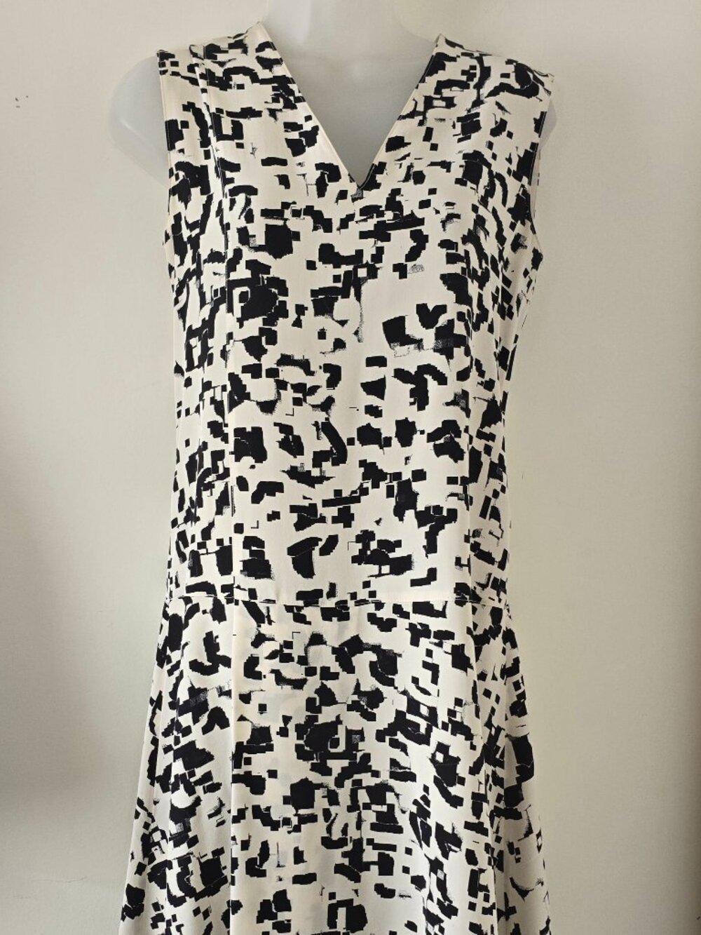 Vince 100% SILK Black and Cream Design Sleeveless V Neck Dress Size Small